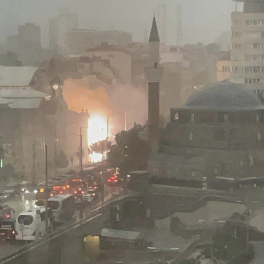 Инфарктно! Огнен ад в сърцето на София, гори сграда срещу джамията, а Халите... ВИДЕО