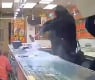 Вижте как 76-г. собственик на магазин се справи с нахлулите въоръжени бандити ВИДЕО 18+