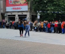 Огромна опашка от чакащи: В Бургас измислиха как да напълнят секциите с избиратели 