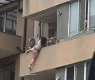 Страшна драма в Бургас: Самотна майка увисна на една ръка от балкона, ужасът е бил... СНИМКИ