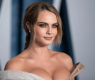 Кара Делевин показа гола гръд в реклама на модна марка СНИМКИ 18+