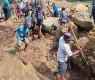 Погребани живи: Стотици останаха затрупани под земята, отказаха да ги спасят ВИДЕО