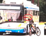 Невиждан екшън във Варна! колоездач спря до автобус и след минути залетяха крошета ВИДЕО 18+