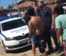 Подивели роми нападнаха полицаи с мотики и брадви, жена пищи на умряло ВИДЕО  