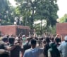 Страшни кръвопролития в Бангладеш, премиерът избяга с хеликоптер след щурм на двореца ВИДЕО