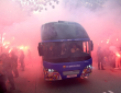 Шок! Фенове на Барса нападнаха автобуса на собствения си отбор ВИДЕО