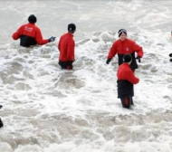 Играчите на Абърдийн се топнаха в леденото Северно море - ВИДЕО