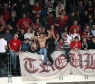 ЦСКА падна от поляци, феновете мятат факли и димки в залата