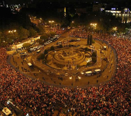 Над 40 000 фенове на Атлетико празнуваха в центъра на Мадрид