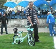 Кметът на Каварна с подарък за Гочето: Ето ти колело да влезеш в “А” група