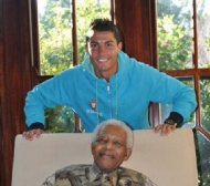 Кристиано Роналдо връчи фланелка с №91 на Мандела