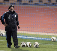 Марадона: ФИФА да направи една свястна топка, тази се движи на зиг-заг
