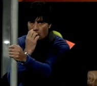 Вижте как треньорът на Германия си яде сополите на мача с Англия (видео)