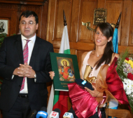 Цветя и почести за Пиронкова в Пловдив, дават й терен за академия
