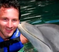 Меси плува сред делфини (ВИДЕО)
