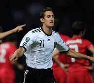 Йозил вкара за Германия при победата над Турция