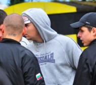 Скандал в Перник, феновете мятат бомбички по футболистите