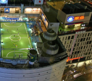 Звезди играят футбол на покрив във Варна