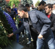 Левскарите поднасят цветя на паметника на Васил Левски 