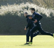 Фабрегас и Ван Перси в групата на Арсенал за Барселона