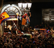 Безредици в Барселона, ултраси атакуваха хотел с журналисти (ВИДЕО)