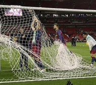 Играчите на Барселона отрязаха мрежата на вратата на “Уембли”