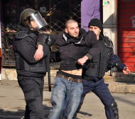Фен на ЦСКА троши полицейска патрулка, арестуват го