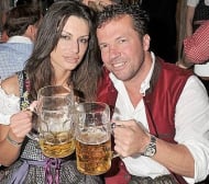 Матеус не спира да купонясва, налива се с бира с Йоана Тучинска - СНИМКИ