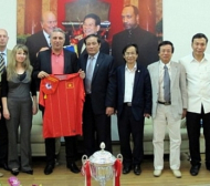 Виетнам отново иска Стоичков за треньор