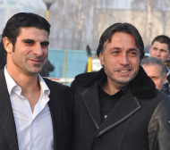 Тонев, Гонзо и Костов гледат играчи в мач от шампионата на Кипър