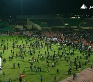 Ужасяващо, най-малко 73-ма загинали на мач в Египет - ВИДЕО