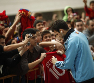 Фабрегас даде автограф на фланелка на Реал
