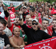 Полицаи спират мощен протест на феновете на ЦСКА