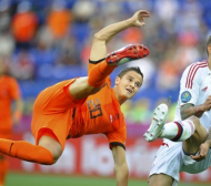 Дания избухна срещу Холандия за първата сензация на Евро 2012 - ВИДЕО
