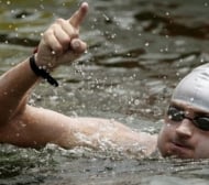 Петър Стойчев плува сред патици на Олимпиадата