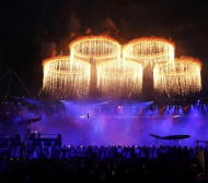 Откриха Олимпиадата с фантастично шоу, неизвестни млади спортисти запалиха огъня (СНИМКИ)