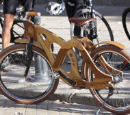 Подариха дървен велосипед на Плевнелиев (СНИМКИ)
