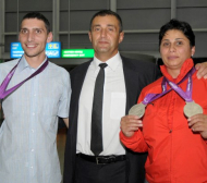Героите ни от Лондон се завърнаха в България - СНИМКИ