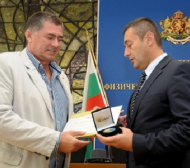 Свилен Нейков с награда и сертификат от ИААФ