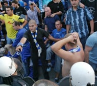Екшън, полиция бие фенове на “Левски”