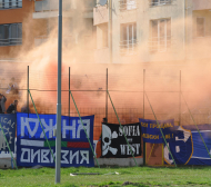 Фенове на “Левски” не издържаха, полиция спасява отбора