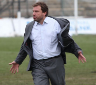 Вуцов започва да тъпче футболистите с хапчета