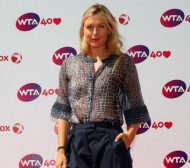 Шарапова с прозрачна блуза на тенис парти