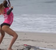 Секси сърфистка подлуди Калифорния (ВИДЕО)