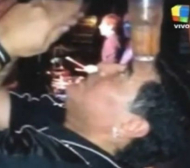 Нафирканият Марадона вдига скандал в дискотека (ВИДЕО)