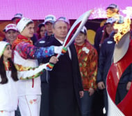 Путин запали Олимпийския огън в Москва