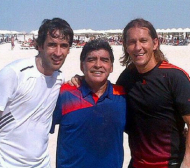 Раул и Марадона цъкат плажен волейбол в Абу Даби