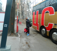 БЛИЦ TV: Червен камион превозва багажа на ЦСКА