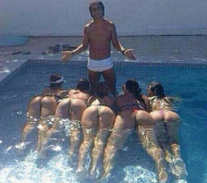 Роналдиньо разпуска с модели в басейна