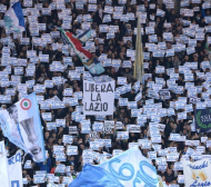 Феновете на Лацио издигнаха плакат на български срещу шефа на клуба